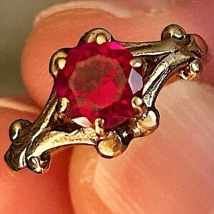 Elegant Gold and Red Gemstone Ring